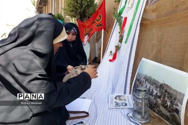 نمایشگاه هفته دفاع‌مقدس در مصلی شهرستان رباط‌کریم