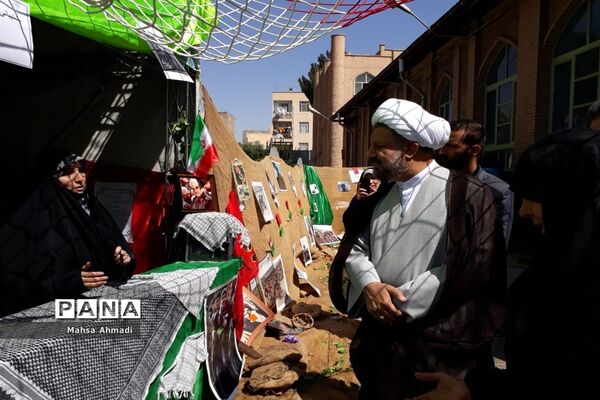 نمایشگاه هفته دفاع‌مقدس در مصلی شهرستان رباط‌کریم
