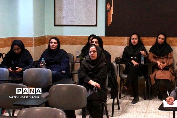 کلاس ریاضی و فیزیک در نشست تخصصی همراهان فصل صعود بهارستان‌2