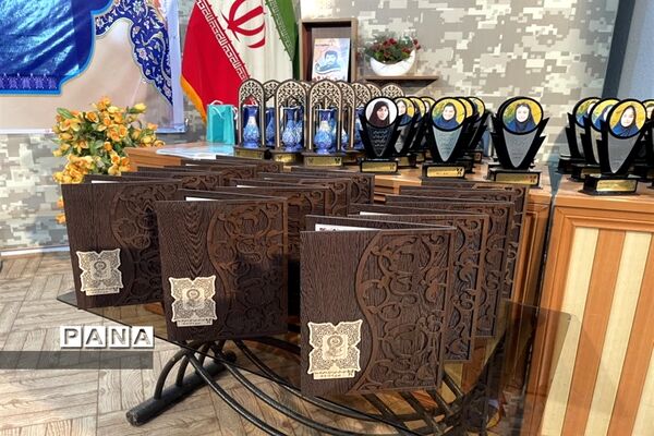 تجلیل از دانش‌آموزان برتر و خیرین مدرسه سما در قائمشهر