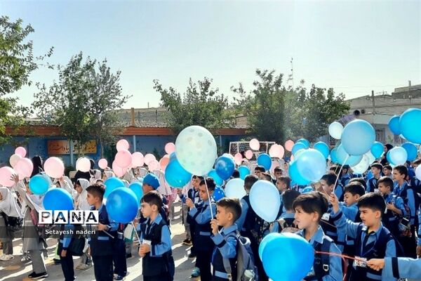نواختن زنگ جشن شکوفه‌ها در دبستان کودک مسلمان و داورزنی شهرستان‌قرچک