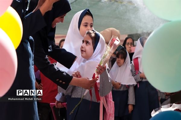 نواختن زنگ شکوفه‌ها در مدارس شهرستان آباده