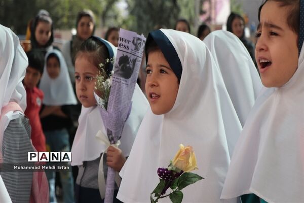 نواختن زنگ شکوفه‌ها در مدارس شهرستان آباده