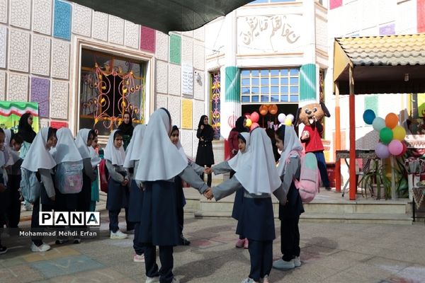 نواختن زنگ شکوفه‌ها در مدارس شهرستان آباده