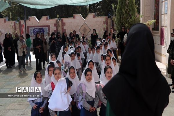 نواختن زنگ شکوفه‌ها در مدارس شهرستان آباده