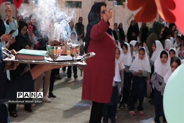 نواختن زنگ شکوفه‌ها در مدارس شهرستان آباده