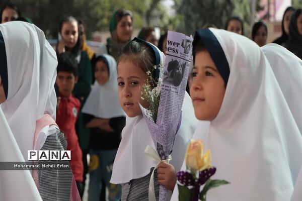 نواختن زنگ شکوفه‌ها در مدارس شهرستان آباده