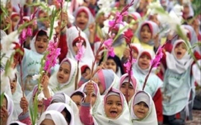 نواختن زنگ جشن شکوفه‌ها در محمود‌آباد/فیلم