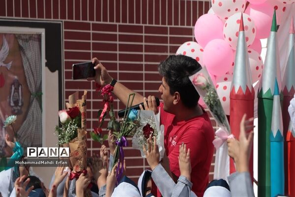 برپایی جشن شکوفه‌ها در دبستان 22 بهمن آباده