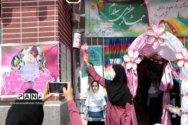 برپایی جشن شکوفه‌ها در دبستان 22 بهمن آباده