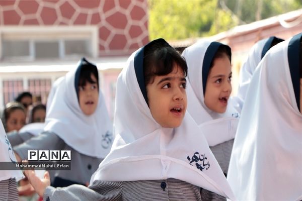 برپایی جشن شکوفه‌ها در دبستان 22 بهمن آباده