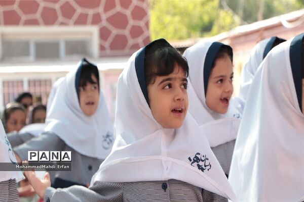 برپایی جشن شکوفه‌ها در دبستان 22 بهمن آباده