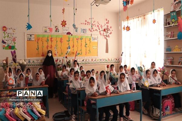 برپایی جشن شکوفه‌ها در دبستان 22 بهمن آباده