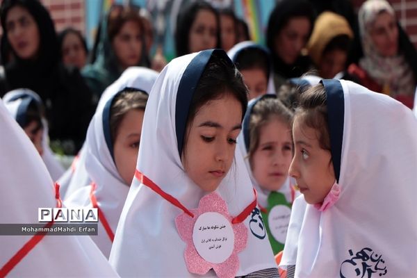برپایی جشن شکوفه‌ها در دبستان 22 بهمن آباده