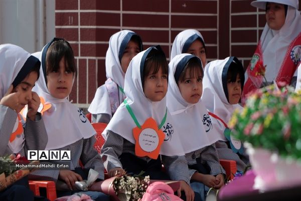 برپایی جشن شکوفه‌ها در دبستان 22 بهمن آباده