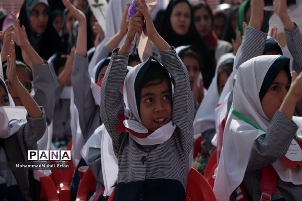 برپایی جشن شکوفه‌ها در دبستان 22 بهمن آباده