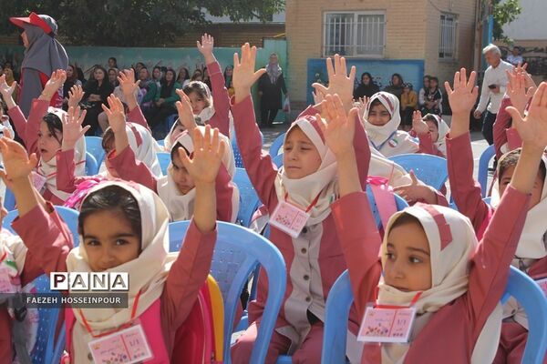 آیین جشن شکوفه‌ها در مدارس بهارستان‌2