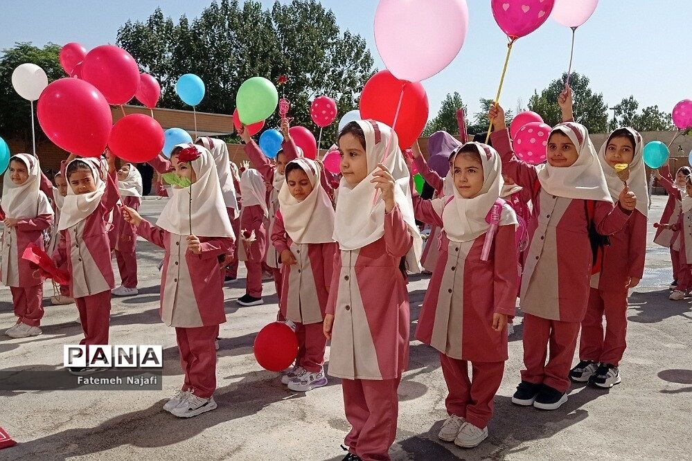 آیین جشن شکوفه‌ها در مدارس بهارستان‌2