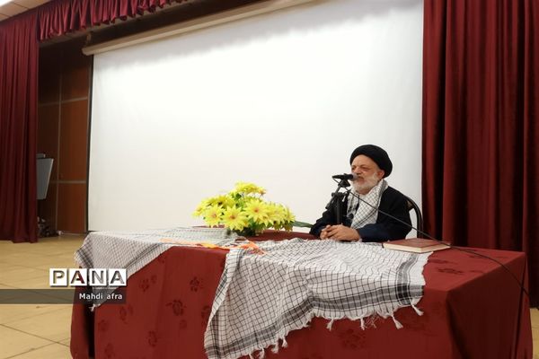 مراسم تجلیل از رزمندگان و خانواده شهدای دفاع مقدس شهرستان بهبهان