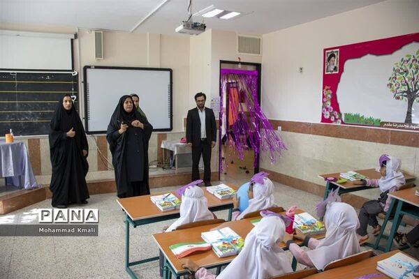 نواختن زنگ شکوفه‌ها در شهرستان محلات