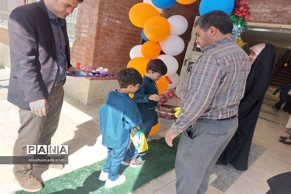 جشن شکوفه‌ها در مدرسه ابوعلی‌سینا شهرستان فیروزکوه