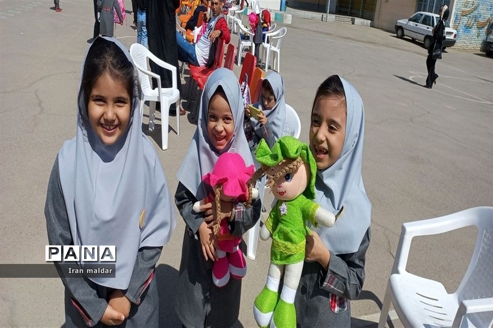 برگزاری جشن شکوفه‌ها در دبستان لطیفه