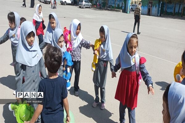 برگزاری جشن شکوفه‌ها در دبستان لطیفه
