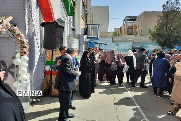 جشن جوانه‌ها در دبیرستان شهید منتظری منطقه ۱۳