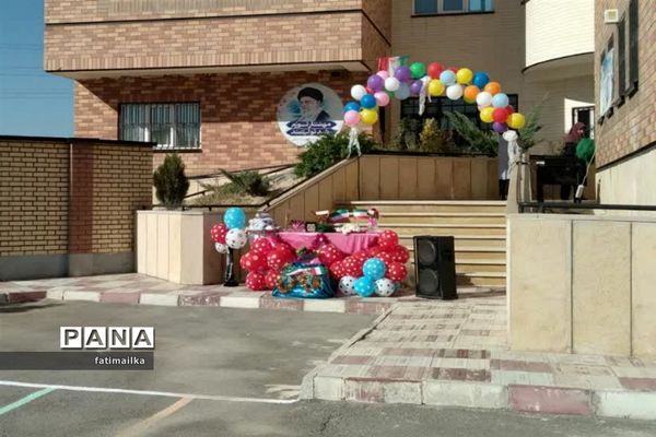 آیین جشن شکوفه‌ها در دبستان صدیقه کبری ( س) شهرستان فیروزکوه