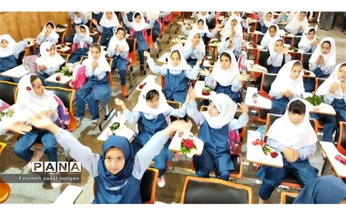 برگزاری جشن شکوفه‌ها در دبستان حضرت خدیجه مصلی نژاد تبادکان/ فیلم