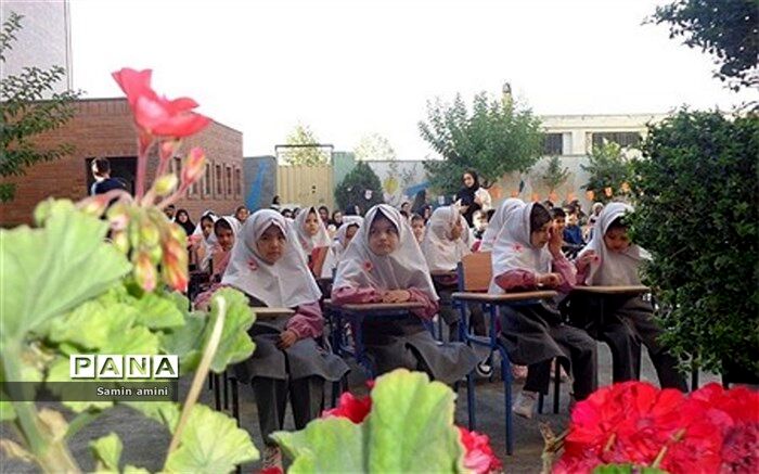 جشن شکوفه‌ها برای ۱۳۰۰ دانش‌آموز کلاس اولی در رودهن برگزار شد/فیلم