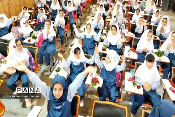 جشن شکوفه ها در دبستان حضرت خدیجه مصلی نژاد