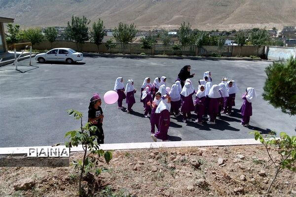 برگزاری جشن شکوفه‌ها در دبستان بوستان شهرستان بن