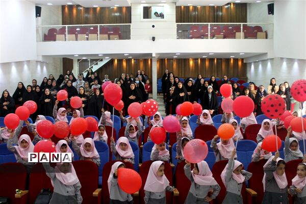 جشن شکوفه‌ها دبستان شهدای نیروگاه در سالن همایش فرهنگسرای نصرت