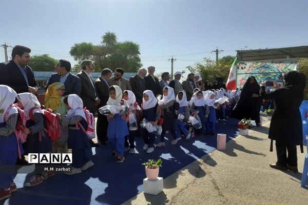 نواختن زنگ آغاز تحصیل شکوفه‌ها در دبستان پروین اعتصامی آبادان