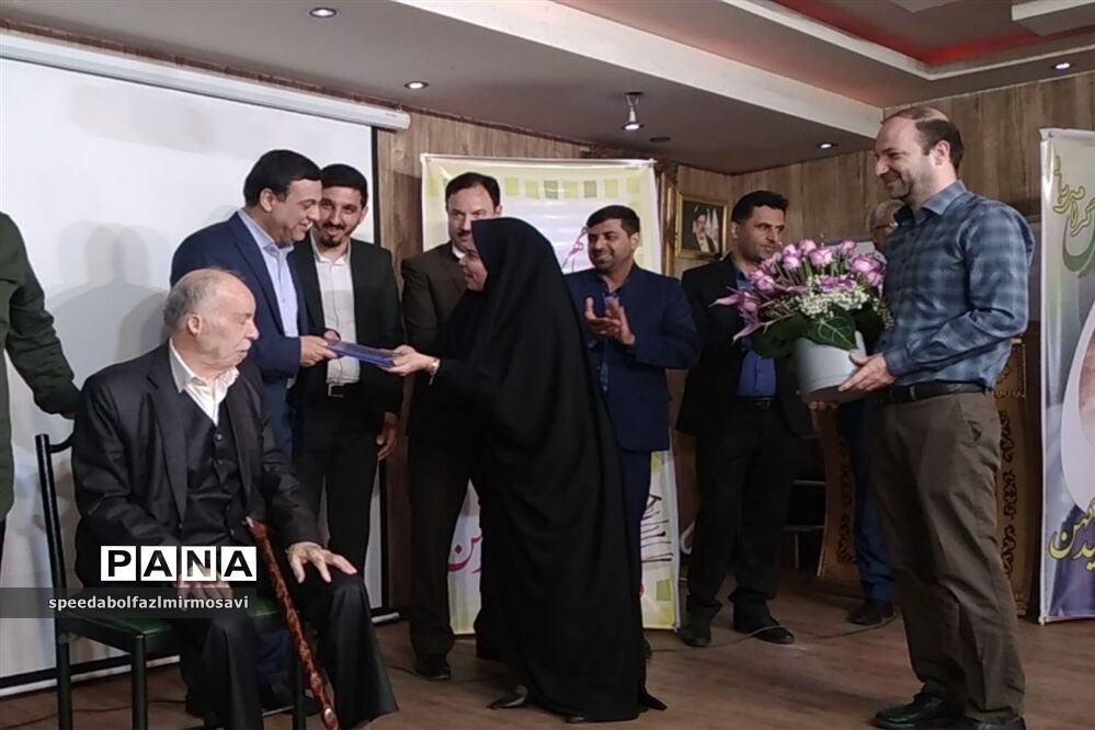مراسم تقدیر از دانش‌آموزان، معلمان  و معلمان بازنشسته برتر دبیرستان شهید کهن شهرستان‌قدس