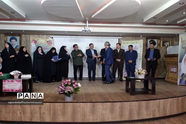 مراسم تقدیر از دانش‌آموزان، معلمان  و معلمان بازنشسته برتر دبیرستان شهید کهن شهرستان‌قدس