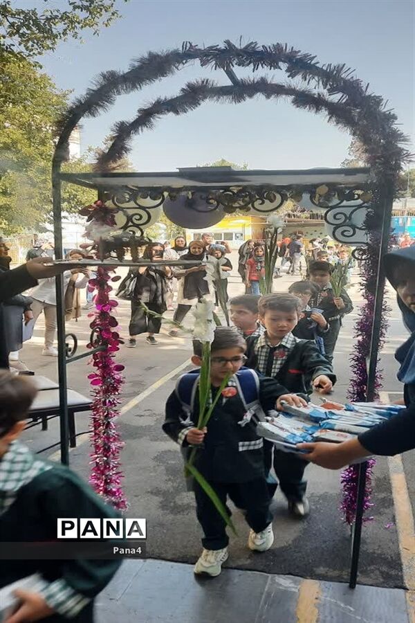 آیین جشن شکوفه ها در مدارس منطقه ۴ شهر تهران