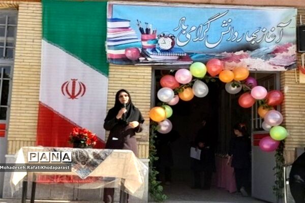 جشن شکوفه‌ها در دبستان دخترانه شادروان سمانه بنی هاشم