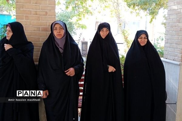 غبارروبی مزار شهدا توسط کارکنان آموزش و پرورش رودهن