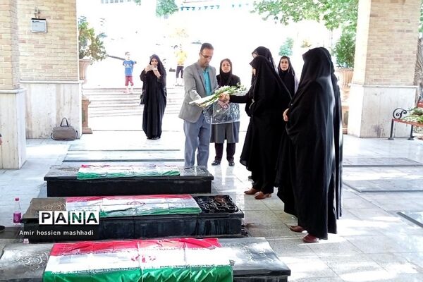 غبارروبی مزار شهدا توسط کارکنان آموزش و پرورش رودهن