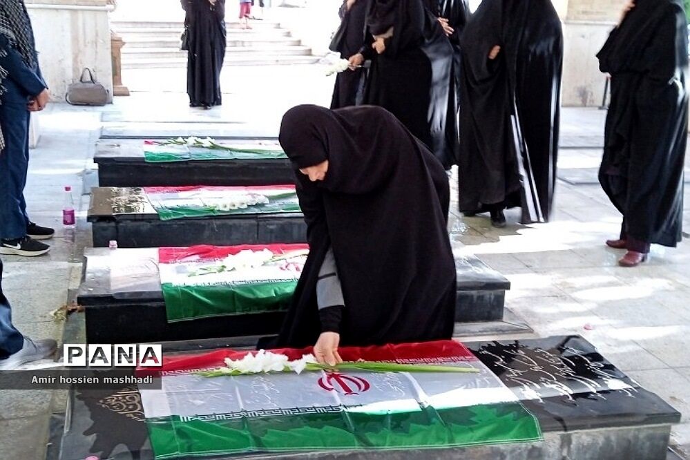غبارروبی مزار شهدا توسط کارکنان آموزش و پرورش رودهن