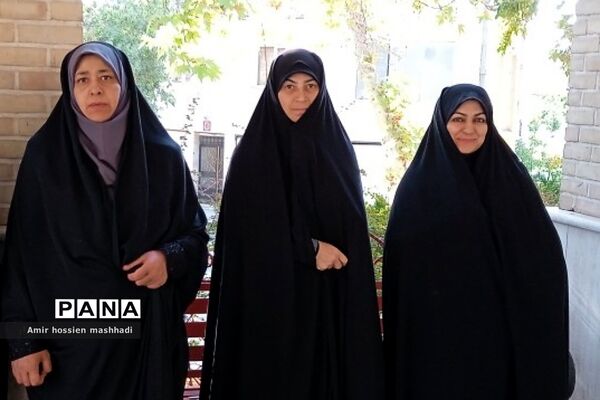 غبارروبی مزار شهدا توسط کارکنان آموزش و پرورش رودهن