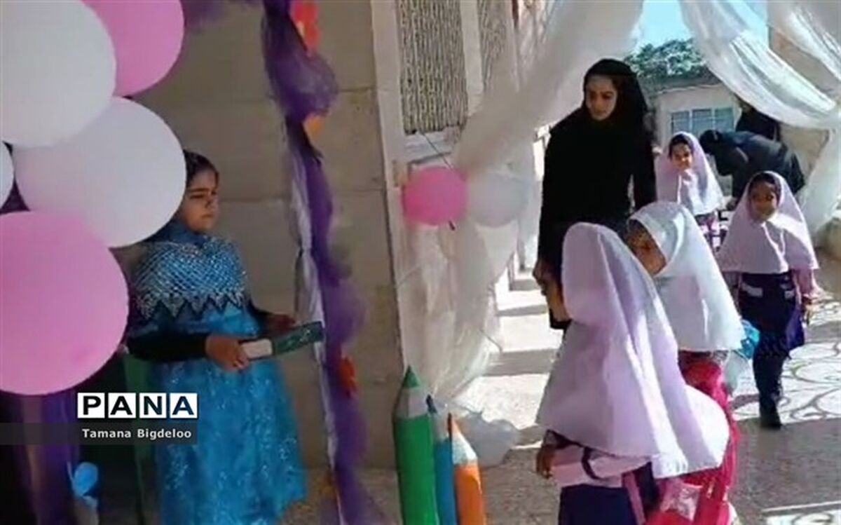 برگزاری جشن شکوفه‌ها در مدرسه توفیق شهرستان رباط‌کریم/فیلم