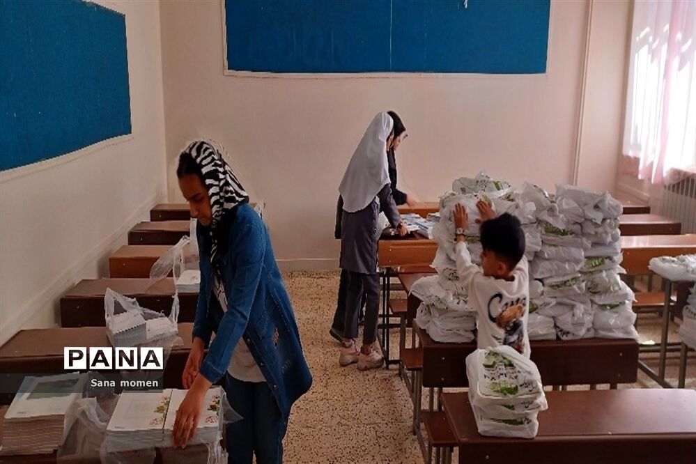 جلسه اختصاصی دبیران وبسته‌بندی کتب درسی در دبستان افشارنژاد ۲