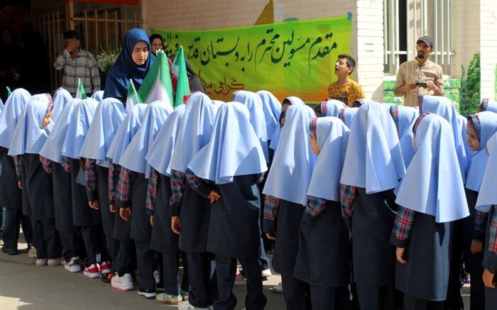 جشن شکوفه ها در دبستان دخترانه قدس ناحیه ۵