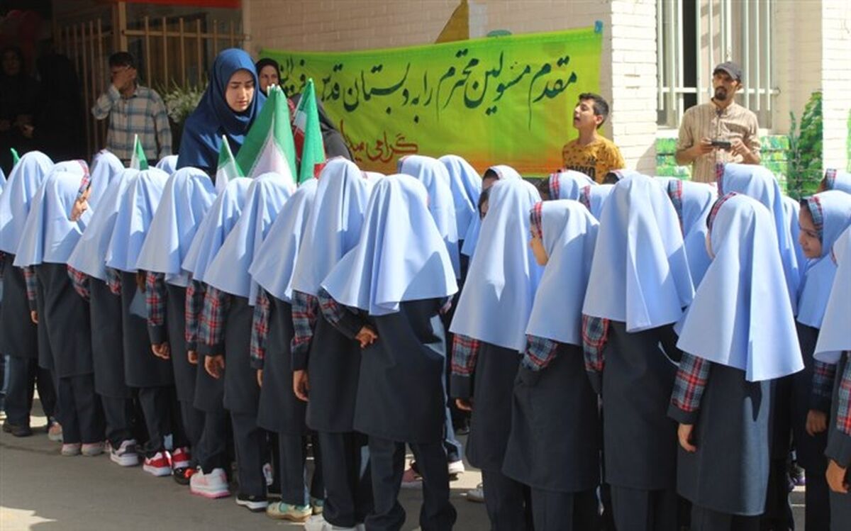 جشن شکوفه ها در دبستان دخترانه قدس ناحیه ۵