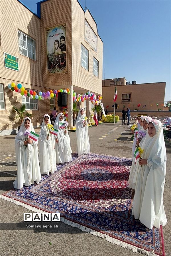 جشن شکوفه‌ها در دبستان تقی زاده نطنز