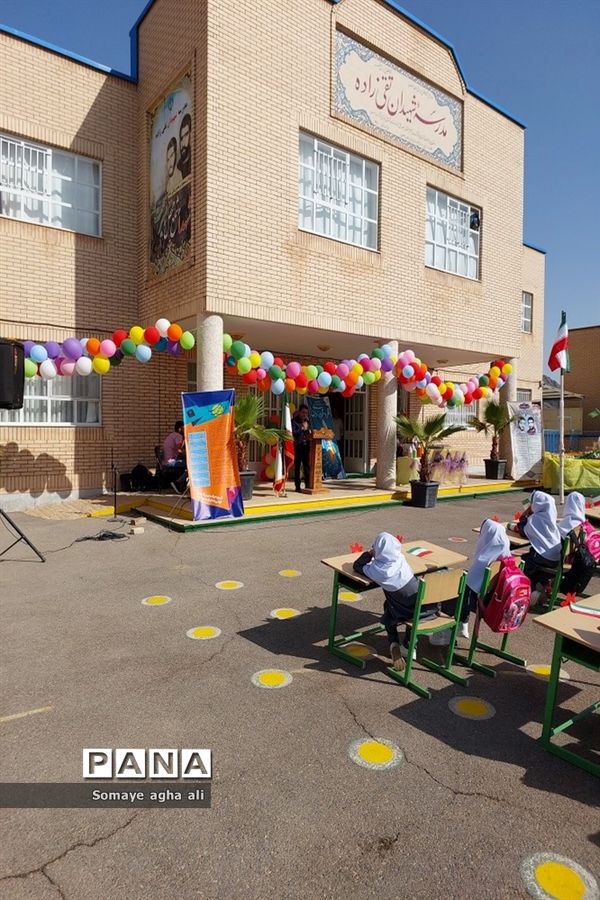 جشن شکوفه‌ها در دبستان تقی زاده نطنز