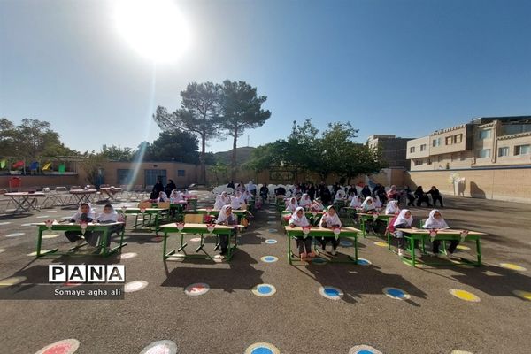 جشن شکوفه‌ها در دبستان تقی زاده نطنز